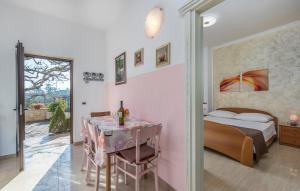 Postel nebo postele na pokoji v ubytování Apartment Complex Orzan Lovrecica
