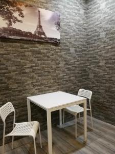 einen weißen Tisch und Stühle mit einem Bild des Eiffelturms in der Unterkunft B2-homes in Yanbu