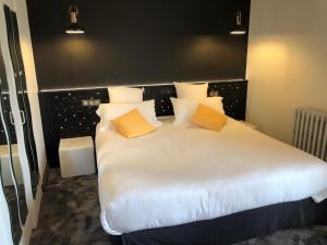 Ένα ή περισσότερα κρεβάτια σε δωμάτιο στο Logis Chez Camillou