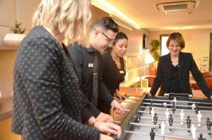 Un groupe de gens autour d'un grand échiquier dans l'établissement ibis Styles Bordeaux Centre Gare, à Bordeaux