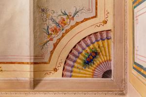 un cuadro en una pared con auliculiculiculiculiculiculiculiculiculiculiculiculiculiculiculiculiculiculiculic en Ca de Guelfi residenza d'epoca, en Arezzo