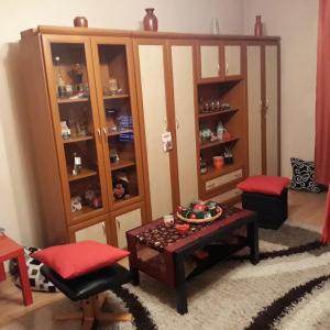 uma sala de estar com uma mesa e um armário em Liget Apartman em Budapeste