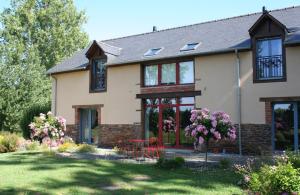 ein Haus mit Blumen im Vorgarten in der Unterkunft Domaine de La Fontaine in Chavagne