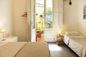 - une chambre avec 2 lits et une porte donnant sur une terrasse dans l'établissement ChillHouse, à Buenos Aires