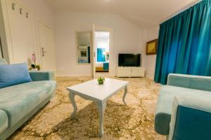 TV a/nebo společenská místnost v ubytování ART Hotel Tirana
