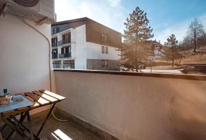un balcón vacío con una mesa y un edificio en Apartman Lujko Plitvice, en Lagos de Plitvice
