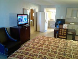 TV i/ili zabavni centar u objektu Express Inn & Suites - 5 Miles from St Petersburg Clearwater Airport