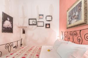 A bed or beds in a room at Ghibellina 22 Apartment
