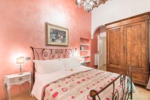A bed or beds in a room at Ghibellina 22 Apartment