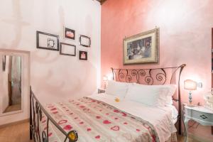 A bed or beds in a room at Ghibellina 22 Apartment