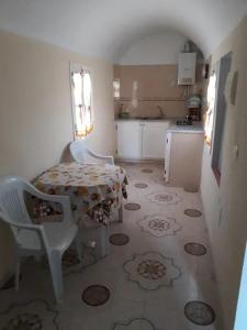 eine Küche mit einem Tisch und Stühlen im Zimmer in der Unterkunft Beltaief Residence in Houmt Souk