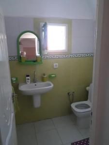 ein Bad mit einem Waschbecken und einem WC in der Unterkunft Beltaief Residence in Houmt Souk