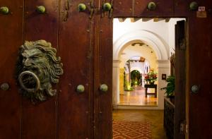 a wooden door with a lion head on it at Hotel Quadrifolio in Cartagena de Indias