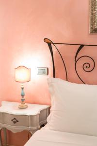 A bed or beds in a room at Ghibellina 22 Apartment