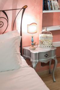 um quarto com uma cama e uma mesa com um candeeiro em Ghibellina 22 Apartment em Florença