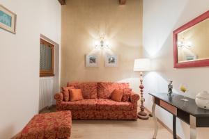 A seating area at Ghibellina 22 Apartment