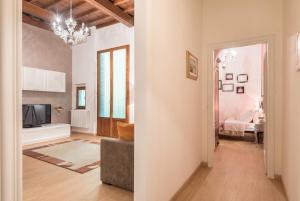A bed or beds in a room at Ghibellina 22 Apartment