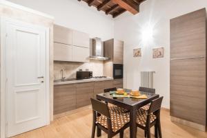 A kitchen or kitchenette at Ghibellina 22 Apartment