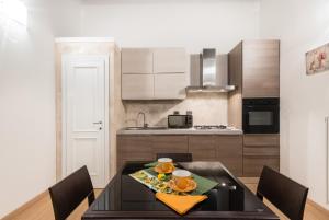 A kitchen or kitchenette at Ghibellina 22 Apartment