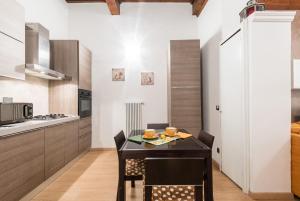 A kitchen or kitchenette at Ghibellina 22 Apartment