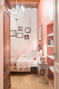 A bed or beds in a room at Ghibellina 22 Apartment