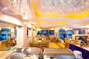 فندق هانوي سكاي في هانوي: مطعم به طاولات وكراسي وثريات