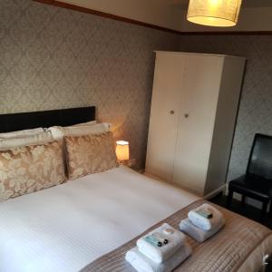 sypialnia z łóżkiem z ręcznikami w obiekcie Waterfront Hotel w mieście Deal
