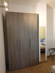 um grande armário de madeira num quarto com uma cama em FRANCY HOUSE 2 em Bolonha
