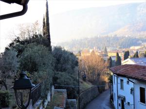 Blick auf eine Stadt mit einem Berg im Hintergrund in der Unterkunft Casa Canevini in Garda