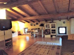 ein Wohnzimmer mit einem Sofa und einem Esszimmer in der Unterkunft Casa Canevini in Garda