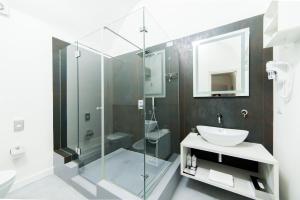 een badkamer met een glazen douche en een wastafel bij Dada Suite in Napels