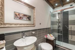 A bathroom at Ghibellina 22 Apartment