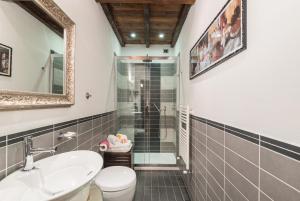 A bathroom at Ghibellina 22 Apartment