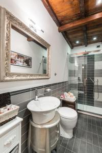 A bathroom at Ghibellina 22 Apartment