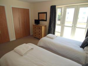 a bedroom with two beds and a window at Allanfield Townhouse in Edinburgh