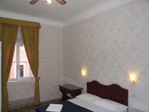 - une chambre avec un lit et une fenêtre dans l'établissement Hotel Texas, à Rome