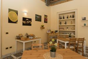 een kamer met een tafel en stoelen en een eetkamer bij Antica Dimora in Palermo