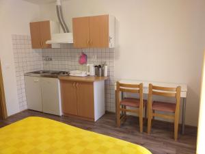 eine kleine Küche mit einem Tisch und 2 Stühlen in der Unterkunft Relax in Črni Kal 2 in Črni Kal