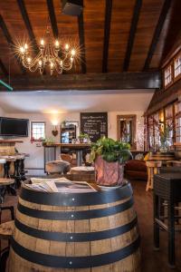 um restaurante com um grande barril no meio de uma sala em Hotel Burgener em Saas-Fee