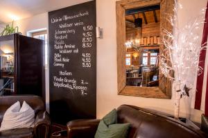 ein Restaurant mit einer Tafel an der Wand in der Unterkunft Hotel Burgener in Saas-Fee