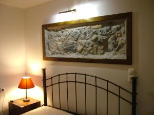 sypialnia z łóżkiem i obrazem na ścianie w obiekcie Villa M - Villa with private pool and yard w mieście Anatolí