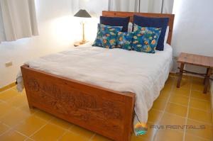 Cama o camas de una habitación en Casita Blanca by FMI Rentals