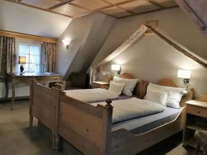 een slaapkamer met 2 aparte bedden op een zolder bij Schieferhof in Schmallenberg