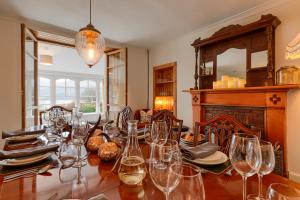 En restaurant eller et spisested på Ardveich House, large Scottish estate home with loch & hill views