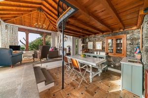cocina y sala de estar con mesa y sillas en OurMadeira - Villa do Mar I, secluded, en Arco da Calheta