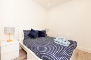 Ein Bett oder Betten in einem Zimmer der Unterkunft Deluxe Apartments By Heathrow