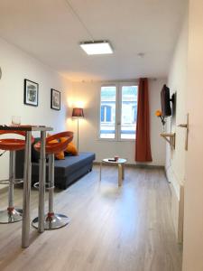 una sala de estar con un sofá y una mesa en JOLI STUDIO HYPER CENTRE TRES PROCHE VIEUX PORT, en Marsella