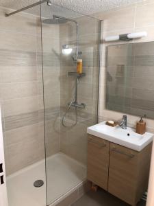 un baño con ducha y lavabo en JOLI STUDIO HYPER CENTRE TRES PROCHE VIEUX PORT, en Marsella 20 fotos más
