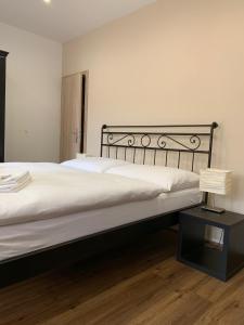 En eller flere senge i et værelse på Apartma La Provence