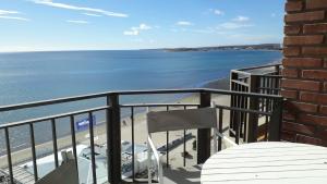 balcón con vistas a la playa en Ballenas desde el balcon en Puerto Madryn